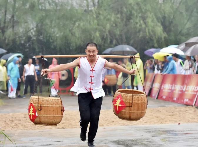 今天,3组同时举行车水抗旱,荷塘采莲,扁担挑梁3项比赛.