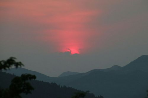 日落西山红霞飞