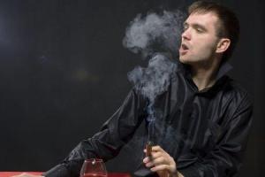 从男人抽烟姿势看出一个男人的心理