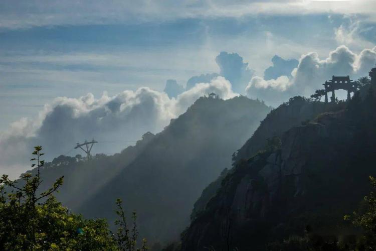 泰山晚霞穿云破雾染长空