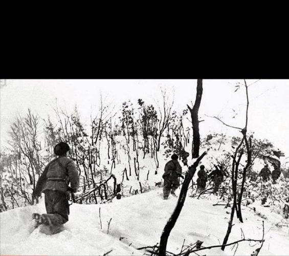 志愿军战士在漫过膝盖的大雪中奔赴前线!