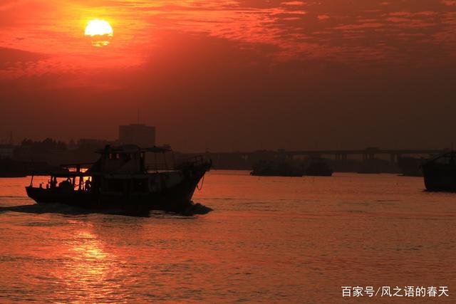 夕阳连江水,半江瑟瑟半江红